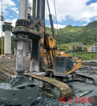 旋挖鉆機鉆進(jìn)作業(yè)中.jpg
