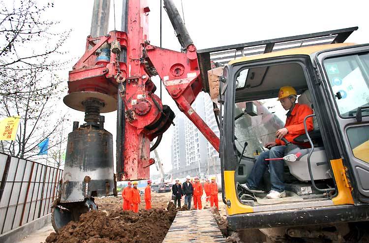 長(cháng)沙旋挖鉆機租賃地鐵工程施工案例